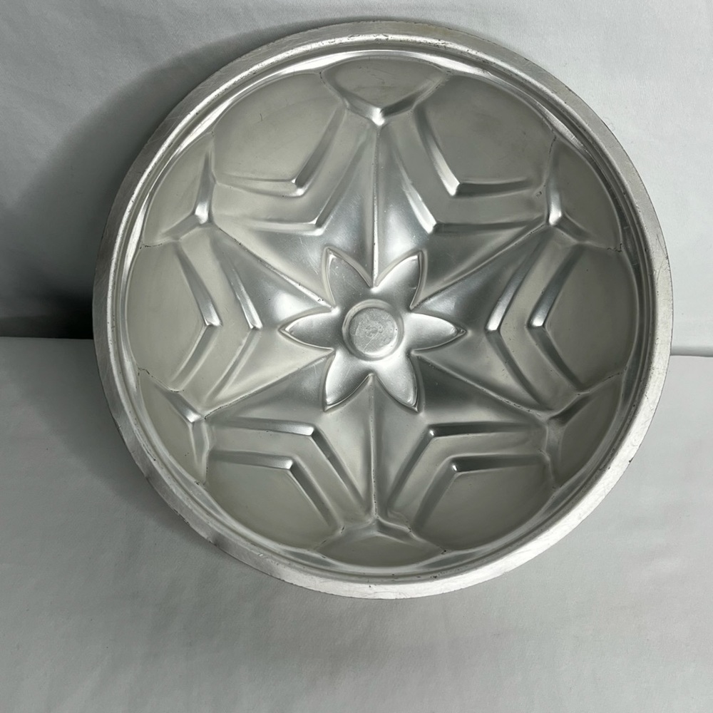 Vintage WEAR-EVER #2961 Aluminum Petal Flower Shape Cake Pan Mold USA